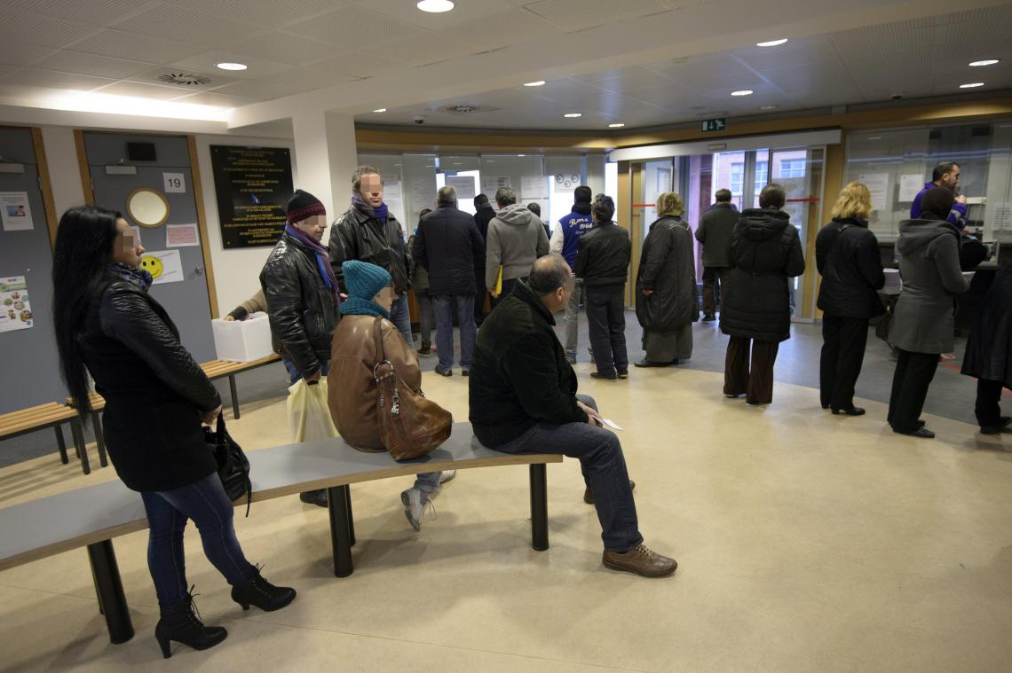 <p>Warteschlange in einem ÖSHZ: Viele der vom Arbeitslosengeld Ausgeschlossenen fallen auf Sozialhilfe zurück.</p>