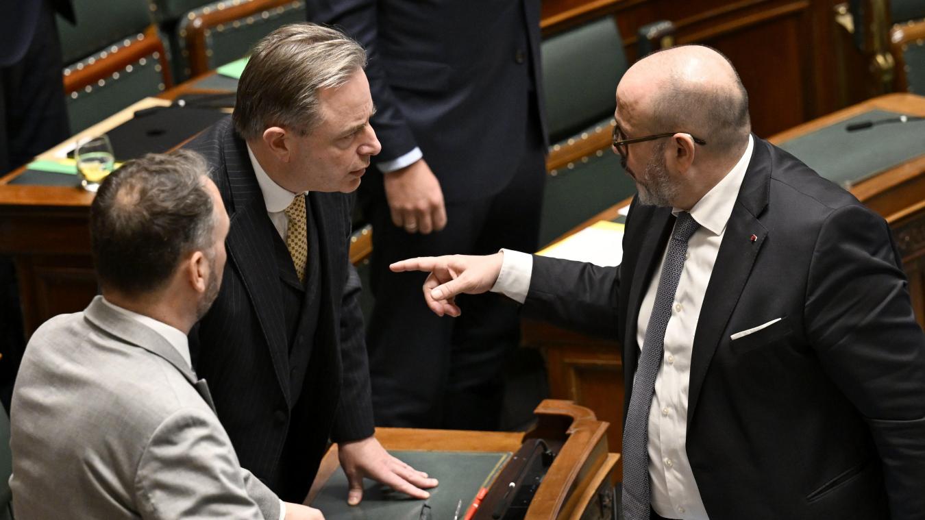 <p>Bart De Wever (links)im Gespräch mit Bernard Quintin (rechts)in der Kammer</p>