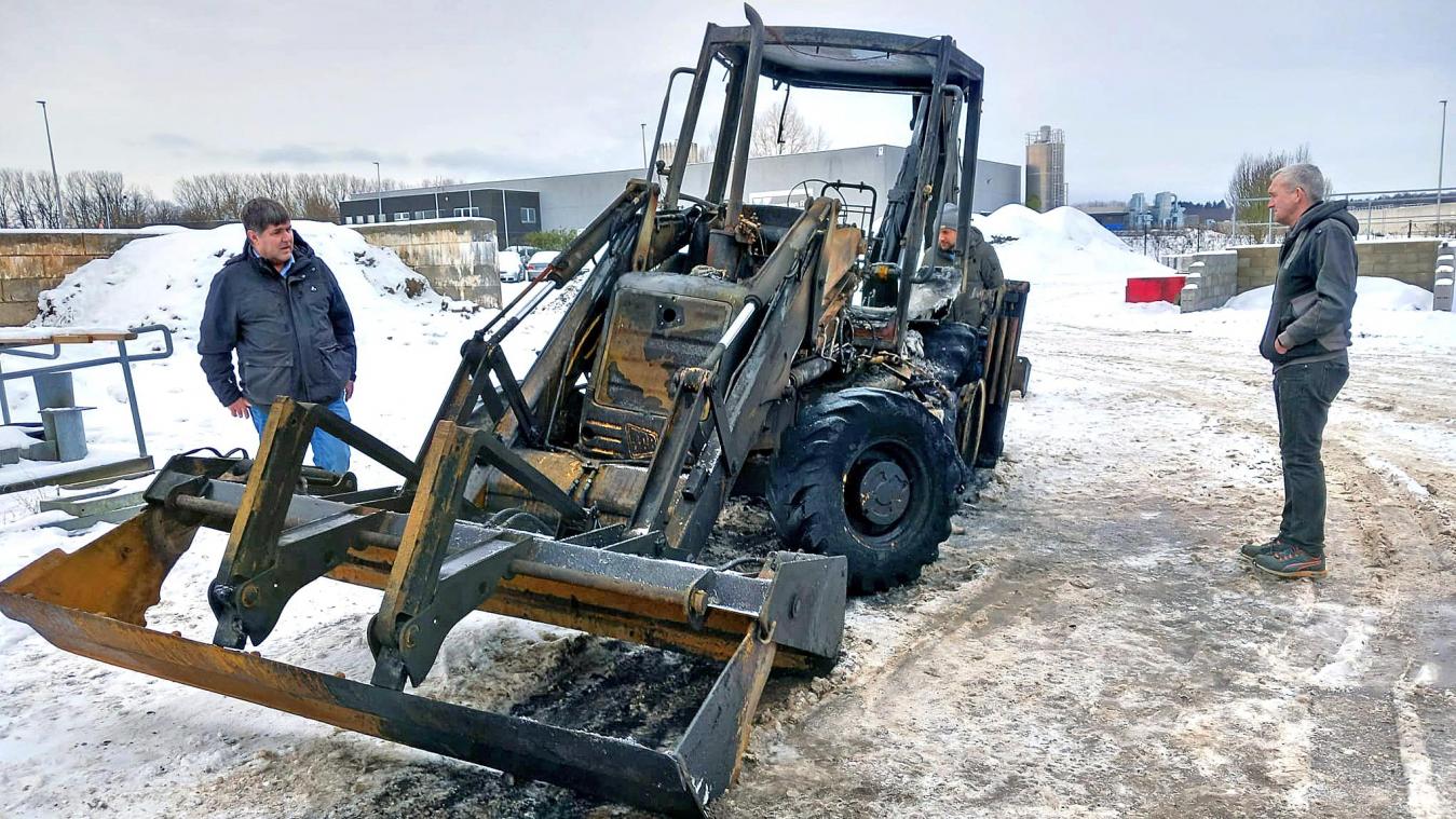 <p>Bei diesem Bagger ist nichts mehr zu machen: (von links) Raerens Bürgermeister Mario Pitz, Bauhofleiter Christian Put und Schöffe Thomas Schwenken begutachten am Donnerstagmorgen die Schäden nach dem Brand am Vorabend.</p>