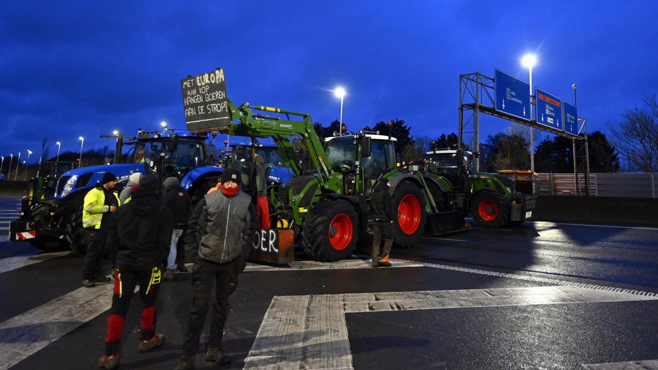 <p>Traktorblockaden in der Wallonie: Der Verkehr rund das Kreuz Loncin ist lahmgelegt.</p>
