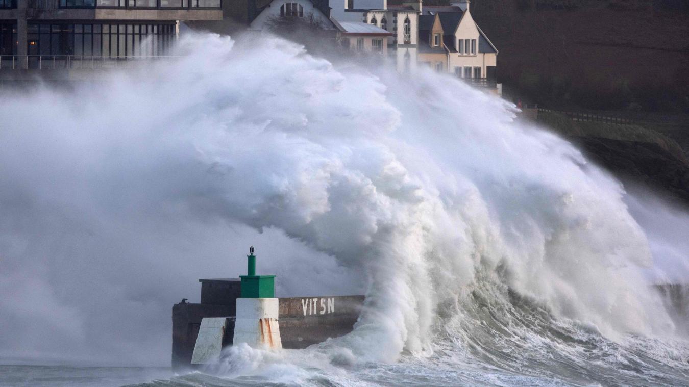 <p>Eine riesige Welle bricht an der Mole des Hafens von Le Conquet in Westfrankreich.</p>