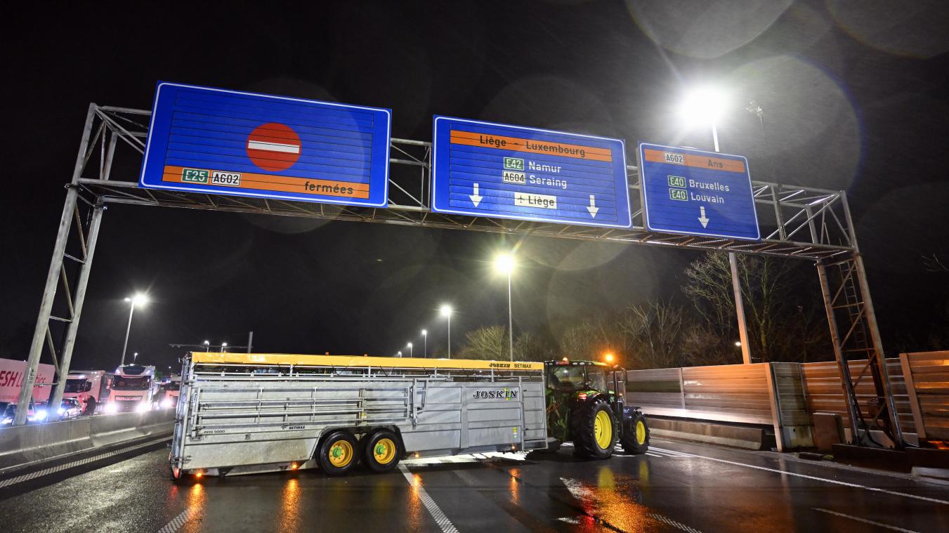 <p>Am Autobahnkreuz Loncin haben am frühen Freitagmorgen Landwirte Stellung bezogen.</p>