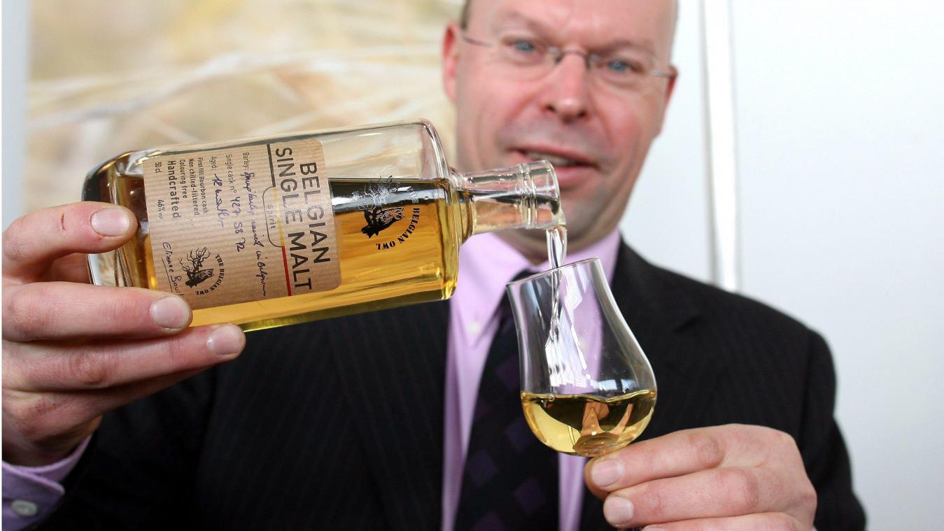 <p>Trotz der beschlossenen Liquidation wird bei  Belgian Owl  weiter produziert und verkauft. Die Destillerie bleibt geöffnet, während Investoren gesucht werden.</p>