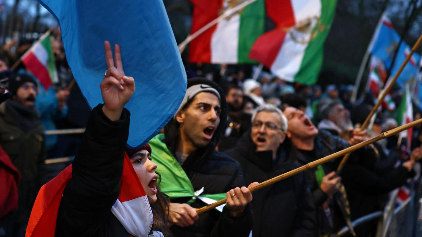 <p>Auch außerhalb des Irans wird protestiert - wie hier in London vor der iranischen Botschaft.</p>