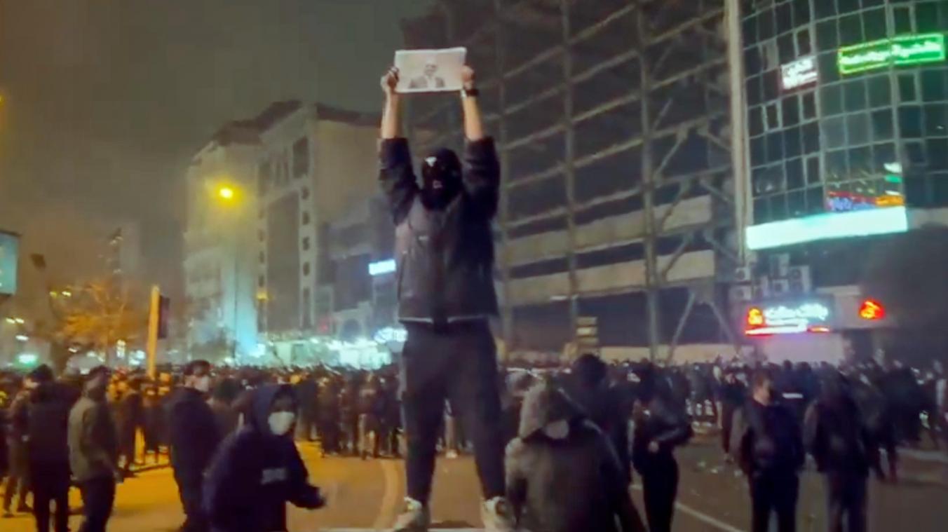 <p>In diesem Bild aus einem Video, das die Nachrichtenagentur AP außerhalb des Irans erhalten hat, hält ein maskierter Demonstrant ein Bild des iranischen Kronprinzen Reza Pahlavi während einer Demonstration in Teheran.</p>