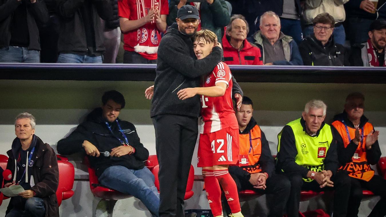 <p>Im Oktober 2025 war die Wirbel noch in weiter Ferne: Kompany (links) umarmte Karl nach einer Auswechslung.</p>