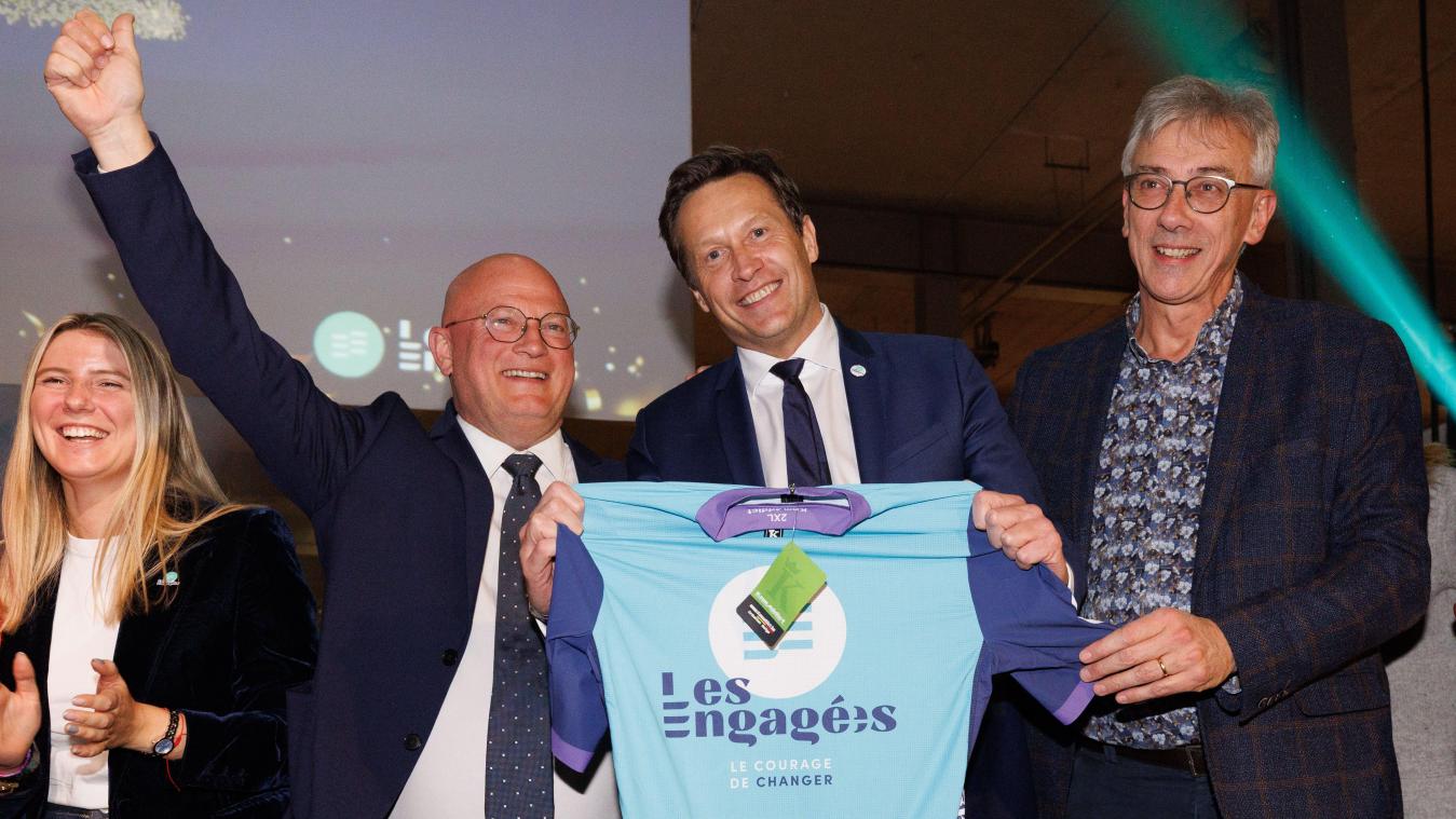 <p>Im Trikot von Les Engagés: Minister Crucke (l.) feiert den Neuzugang De Maegd ausbündig.</p>