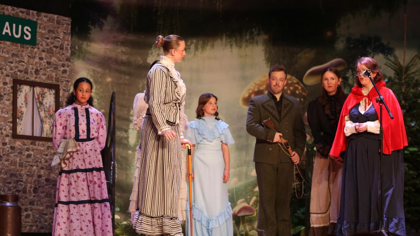 <p>Dieses Rotkäppchen darf anders sein. Der Leiter der Hanauer „Gebrüder-Grimm-Festspiele“ Jan Radermacher hat den alten Märchenstoff vom Kopf auf die Füße gestellt, ohne die Leitmotive des Märchens zu vernachlässigen.</p>