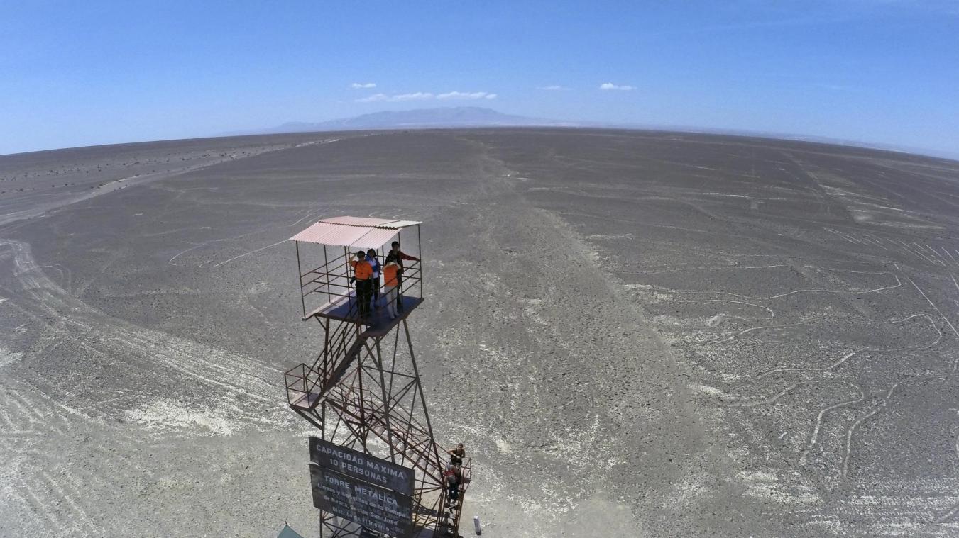 <p>Touristen blicken von einem Aussichtspunkt auf die Nazca-Linien im Süden Perus. Die riesigen Geoglyphen sind nur aus der Luft oder von umliegenden Hügeln sichtbar – ihr Zweck gibt der Forschung bis heute Rätsel auf.</p>