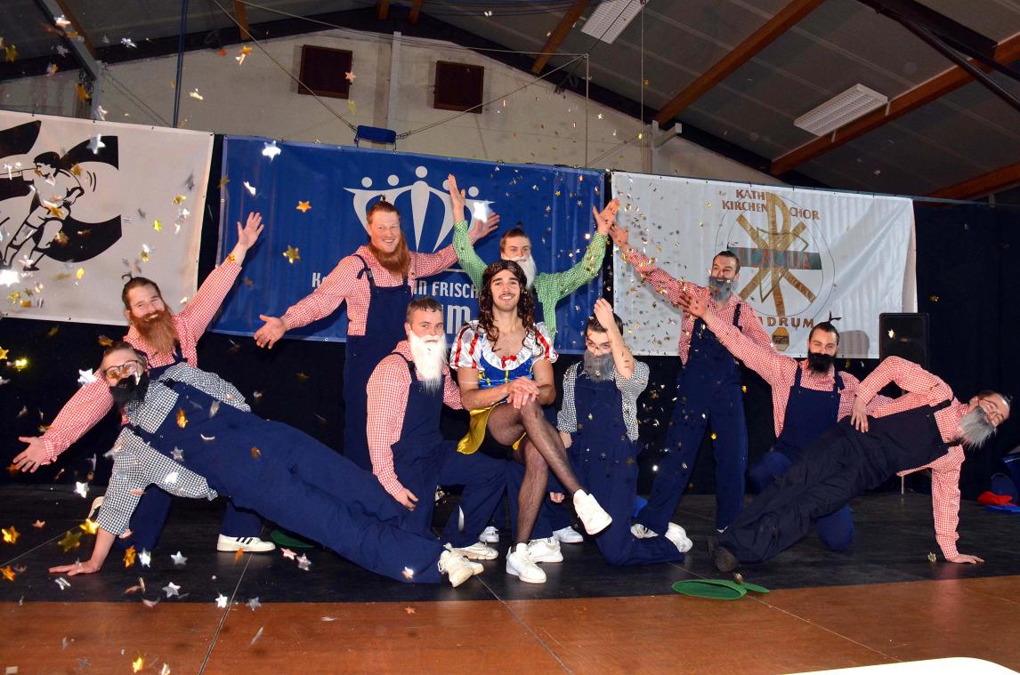 <p>Das schwungvolle Jungmännerballett verkleidete sich als Schneewittchen und die Zwerge.</p>