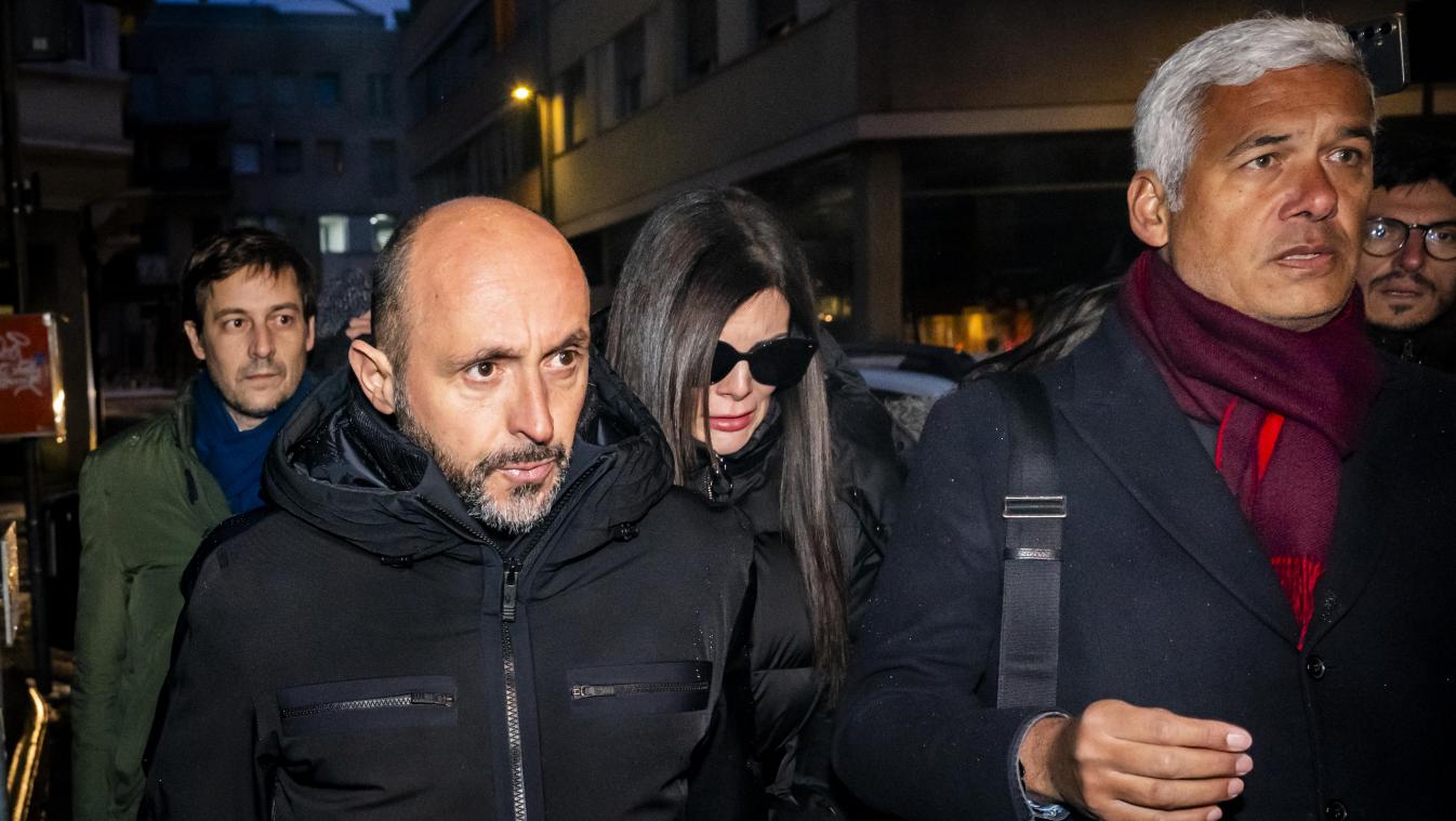 <p>Die Besitzer der Bar „Le Constellation“ in Crans-Montana, Jacques (links) und Jessica Moretti (Mitte), kommen mit ihren Anwälten zur Anhörung bei der Walliser Staatsanwaltschaft.</p>