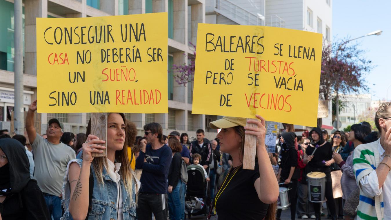 <p>Mit Schildern „Ein Haus zu bekommen sollte kein Traum, sondern Realität sein“ und „Die Balearen sind voller Touristen, aber ohne Nachbarn“ demonstrieren Menschen auf Ibiza für das Recht auf Wohnraum.</p>