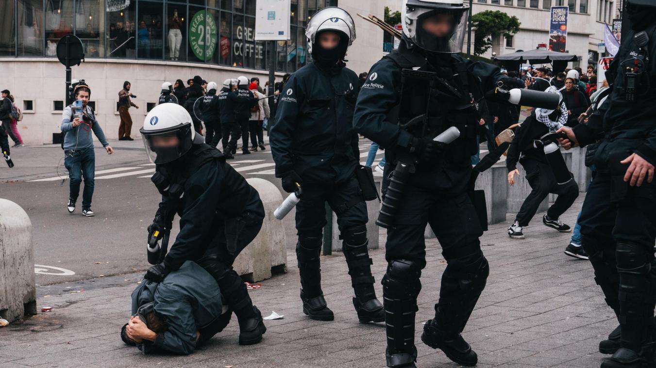 <p>Der Bericht der Menschenrechtsliga thematisiert auch die Polizeigewalt, die das Jahr 2025 geprägt hat.</p>