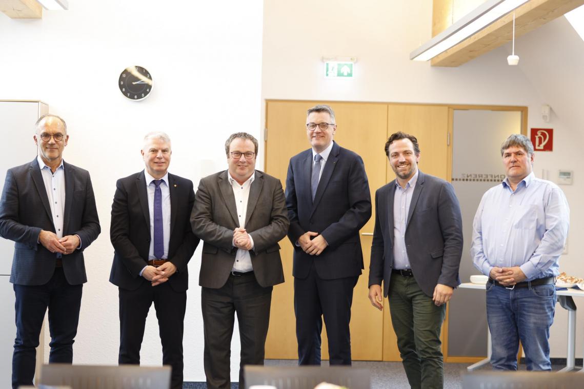 <p>Bekennen sich zur Reaktivierung der Bahnstrecke Eupen-Stolberg (v.l.n.r.): Thomas Fürpeil, Gregor Freches, Oliver Krischer, Dr. Tim Grüttemeier, Patrick Haas und Mario Pitz.</p>