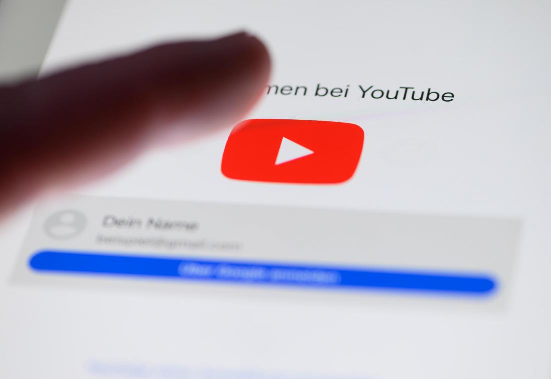 <p>Das Logo des Video-Internetportals YouTube ist auf einem Smartphone zu sehen.</p>