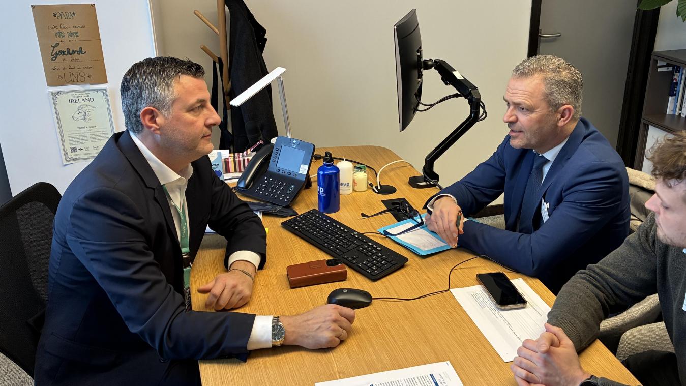 <p>Pascal Arimont (links) im Austausch mit dem Vorsitzenden des Boerenbond, Lode Ceyssens.</p>