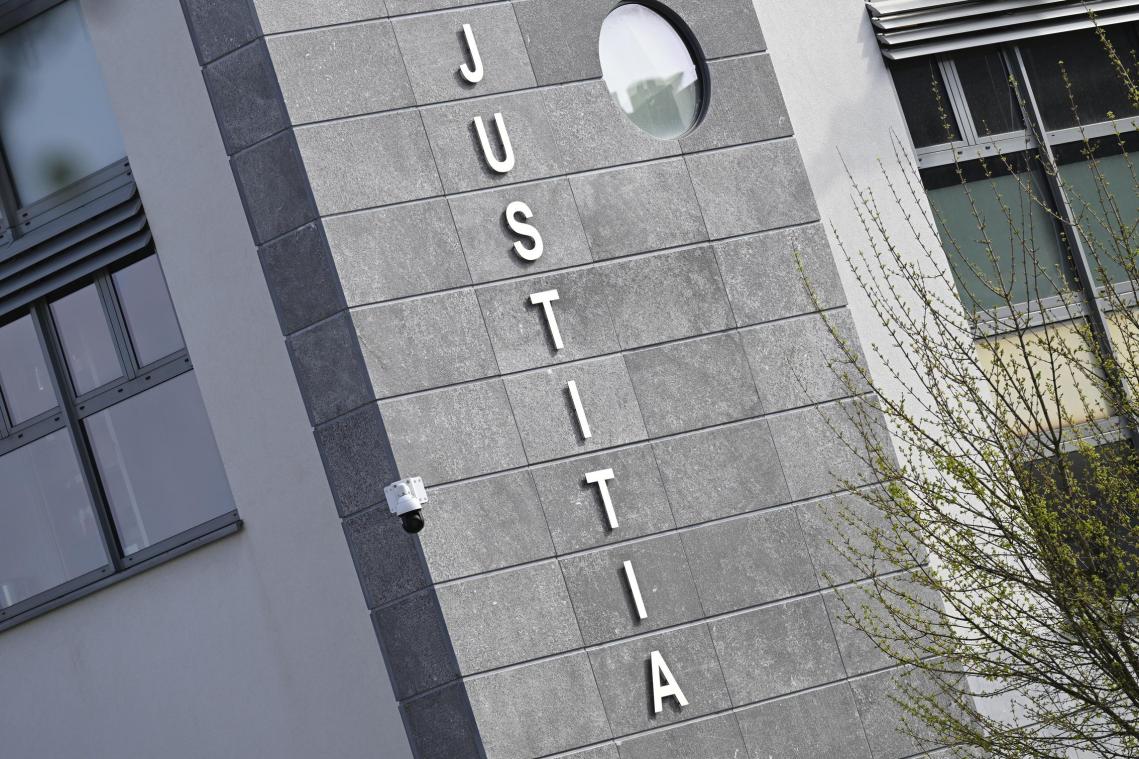 <p>Einem 28-jährigen Eupener drohen 15 Monate Haft. Der Angeklagte ist teilgeständig, die Staatsanwaltschaft sieht hingegen die lange Liste der Vorwürfe allesamt als bewiesen an.</p>
