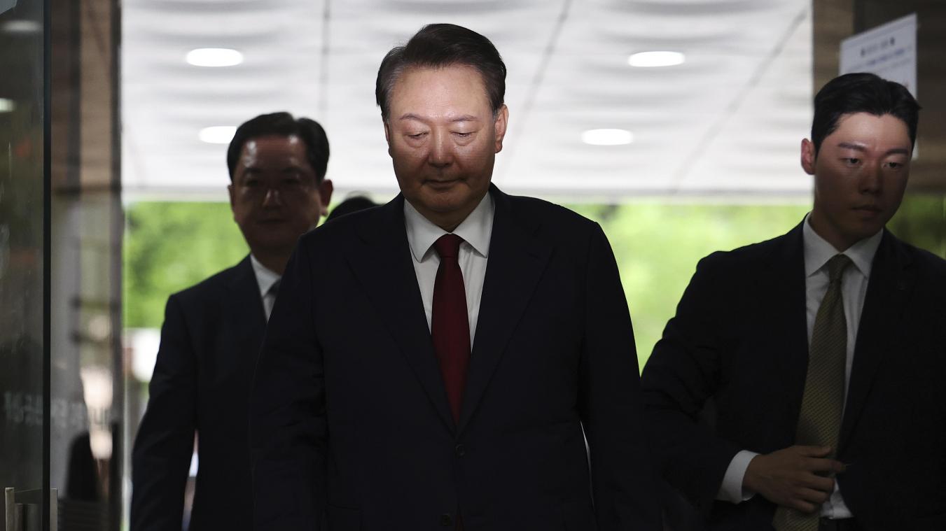 <p>Der ehemalige südkoreanische Präsident Yoon Suk Yeol (Mitte) trifft am Gericht in Seoul ein.</p>