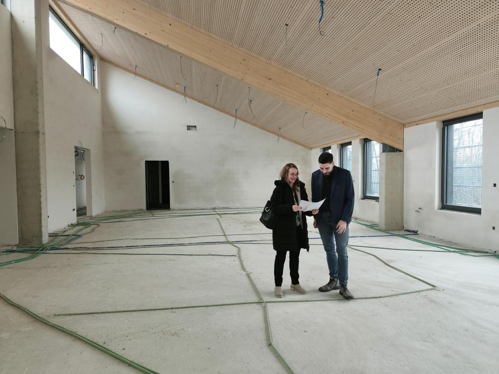 <p>Schulschöffin Sandra Josten und Schulleiter Patrick Vahlefeld freuen sich über die neuen Möglichkeiten, die im Anbau des Kindergarten entstehen, u.a. durch den großzügigen Bewegungsraum.</p>