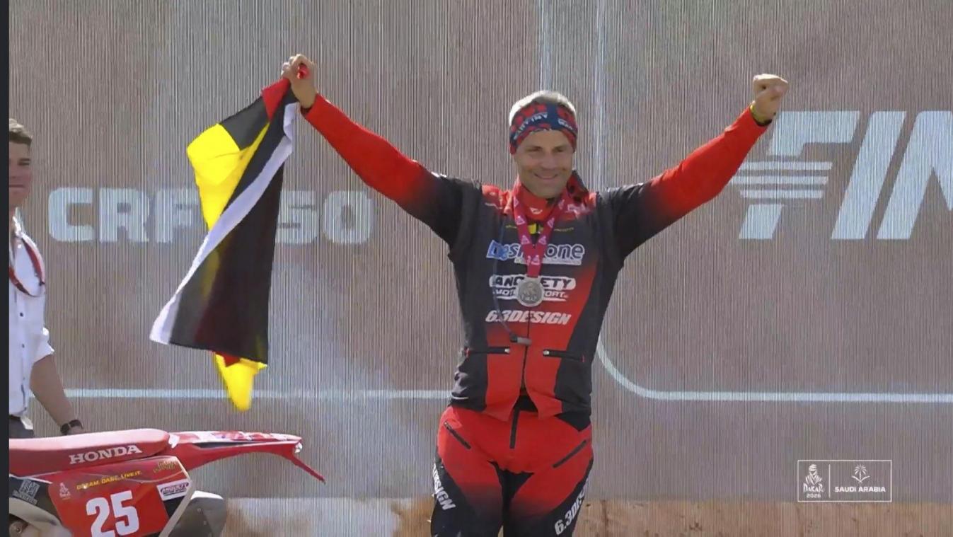 <p>Jérôme Martiny freut sich im Ziel der Dakar-Rallye.</p>