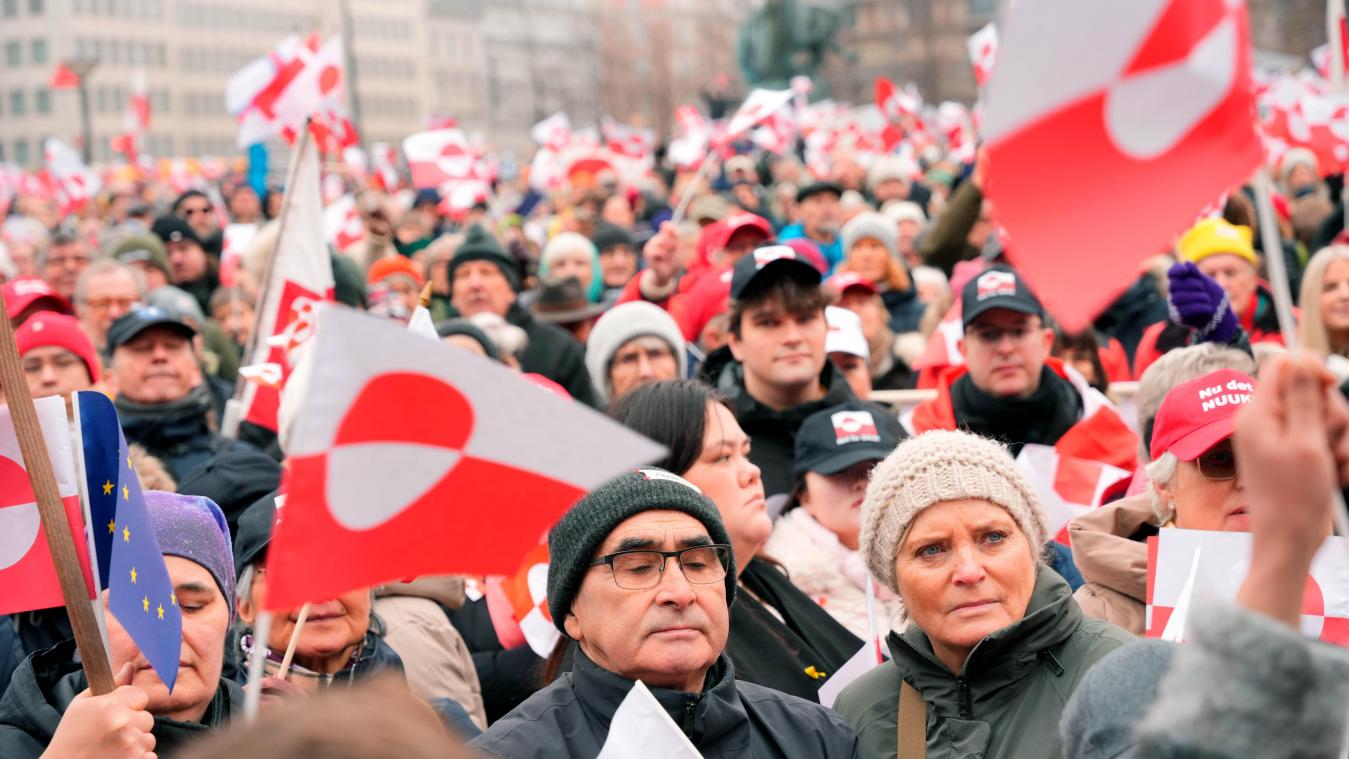 <p>Menschen versammeln sich zu einer Pro-Grönland-Demonstration.</p>