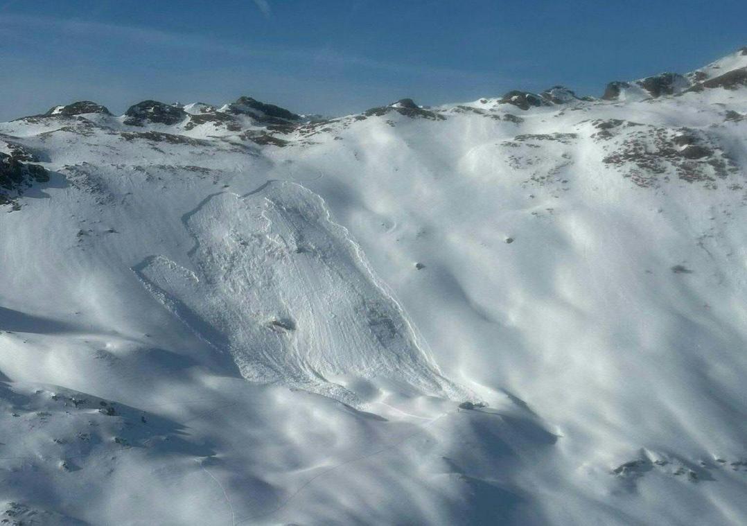 <p>Lawinenabgang auf der Schmugglerscharte in Bad Hofgastein. In Österreich sind insgesamt fünf Menschen bei zwei Lawinenabgängen gestorben.</p>