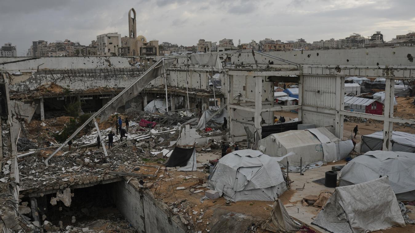 <p>Palästinensische Gebiete, Stadt Gaza: Menschen inspizieren den Ort, an dem mehrere Palästinenser starben, nachdem die Wände von Zelten, die Vertriebene beherbergen, bei Regen und starkem Wind eingestürzt waren.</p>