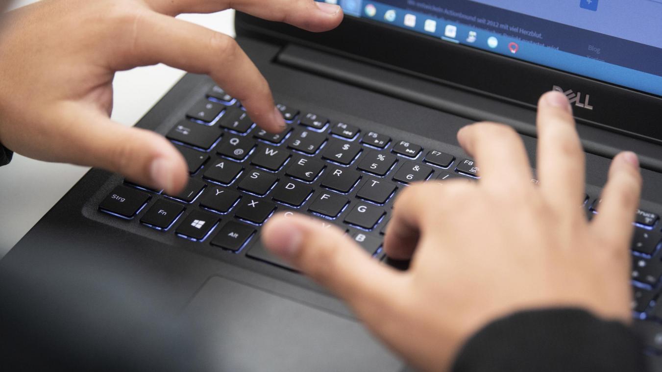 <p>Im Parlament der Deutschsprachigen Gemeinschaft wurde über die Akkulaufzeit und Lademöglichkeiten von Schullaptops diskutiert.</p>