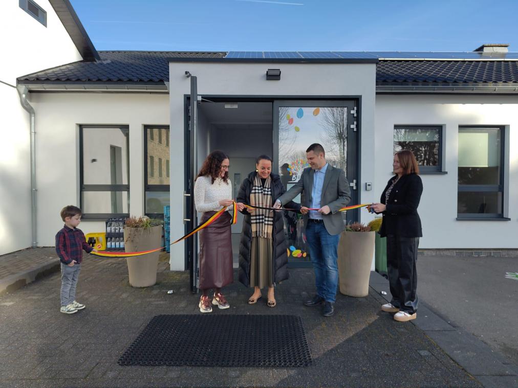 <p>Schöffin Anna Pauels, DG-Ministerin Lydia Klinkenberg und Vivadom-Direktor Tobias Graeven durchschnitten das offizielle Band am Ameler Gemeindezentrum.</p>