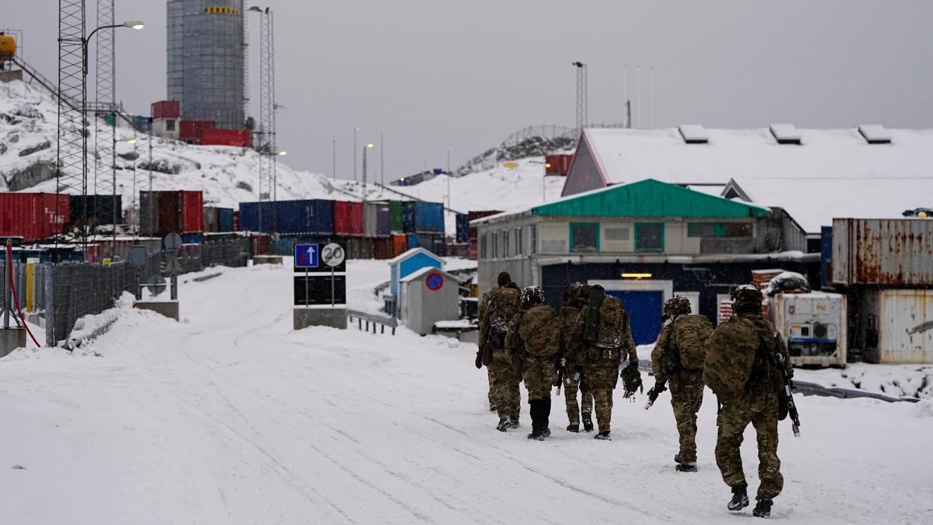 <p>Dänische Soldaten im Hafen von Nuuk: Der Einsatz unterstreicht die dänische Souveränität über Grönland – in einem Konflikt, in dem die USA mit Zolldrohungen politischen Druck auf Verbündete ausüben und das transatlantische Verhältnis auf eine harte Probe stellen.</p>
