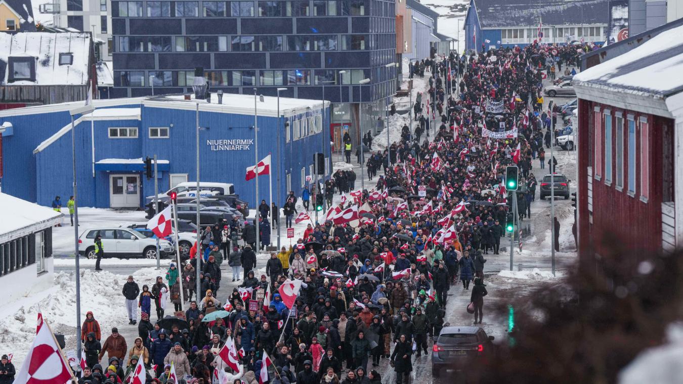 <p>Zahlreiche Menschen ziehen in Nuuk zum US-Konsulat, um gegen die Annexionspläne von Donald Trump zu protestieren. Dieses Bild entstand am Samstag.</p>