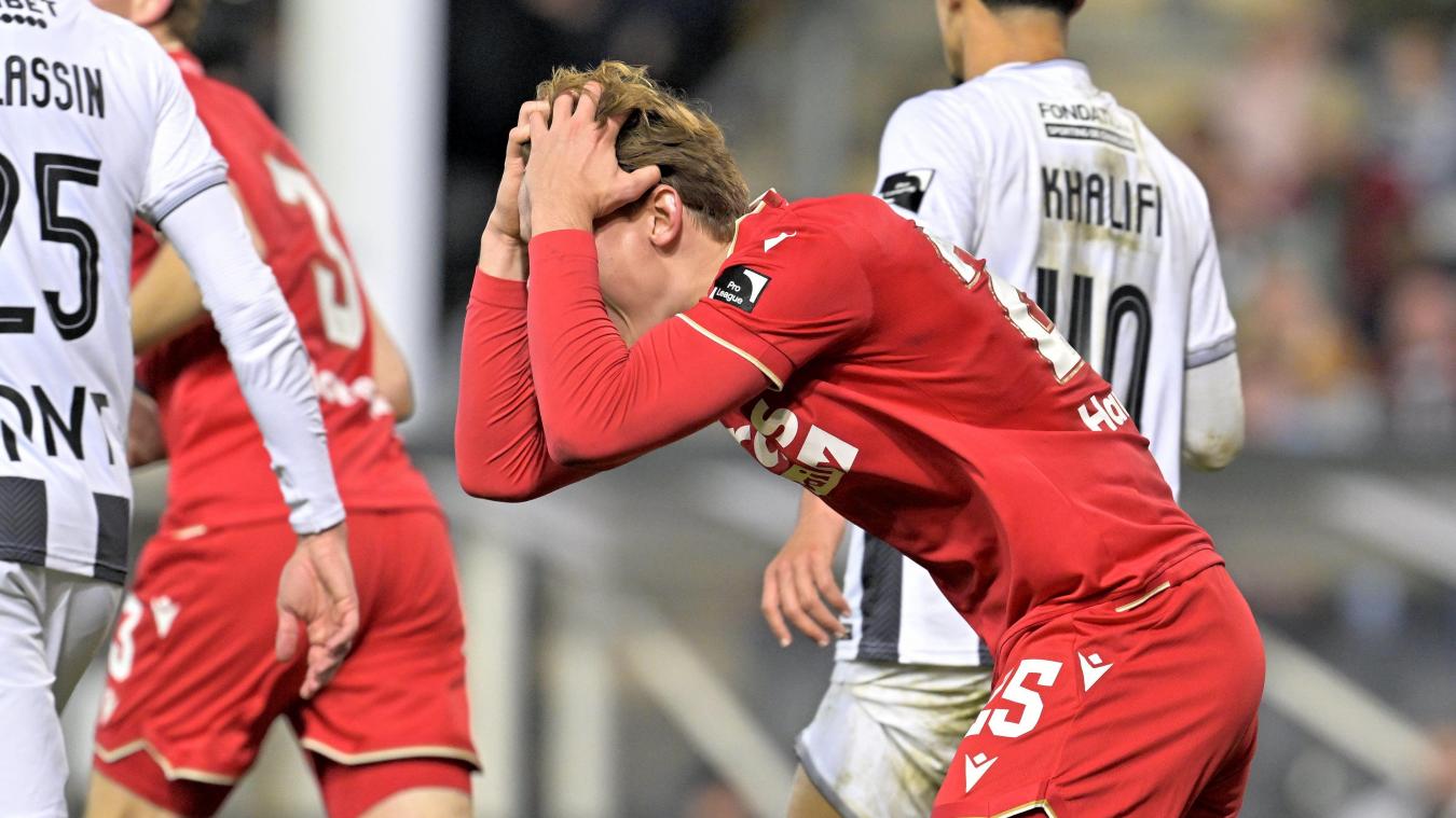 <p>Lüttich’s Verteidiger Hautekiet rauft sich während des Derbys in Charleroi die Haare.</p>