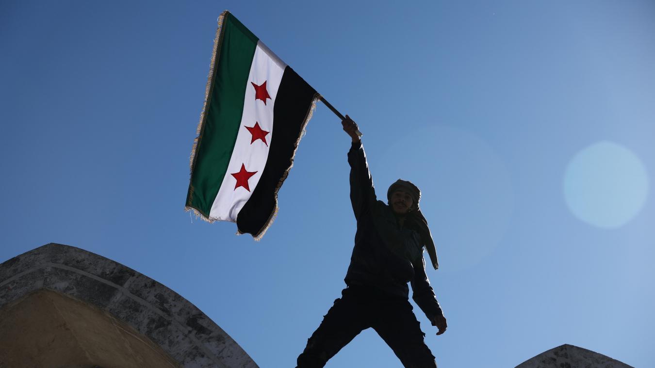 <p>Ein Soldat schwenkt eine syrische Flagge inmitten von Feierlichkeiten, einen Tag nachdem syrische Regierungstruppen die Kontrolle über Raqqa von den Syrischen Demokratischen Kräften (SDF) übernommen haben.</p>