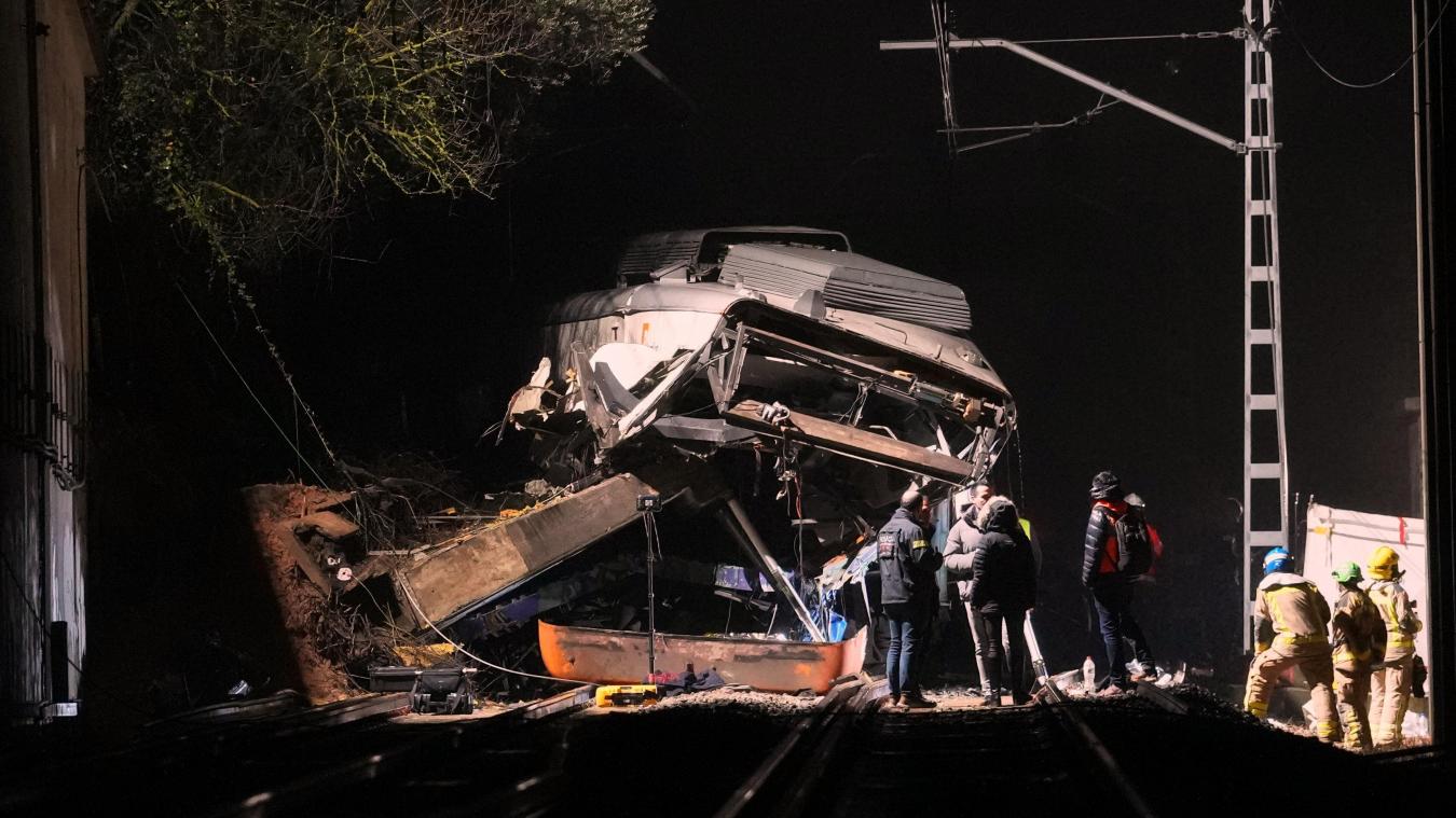 <p>Rettungskräfte reagieren auf die Entgleisung eines Pendlerzuges.</p>