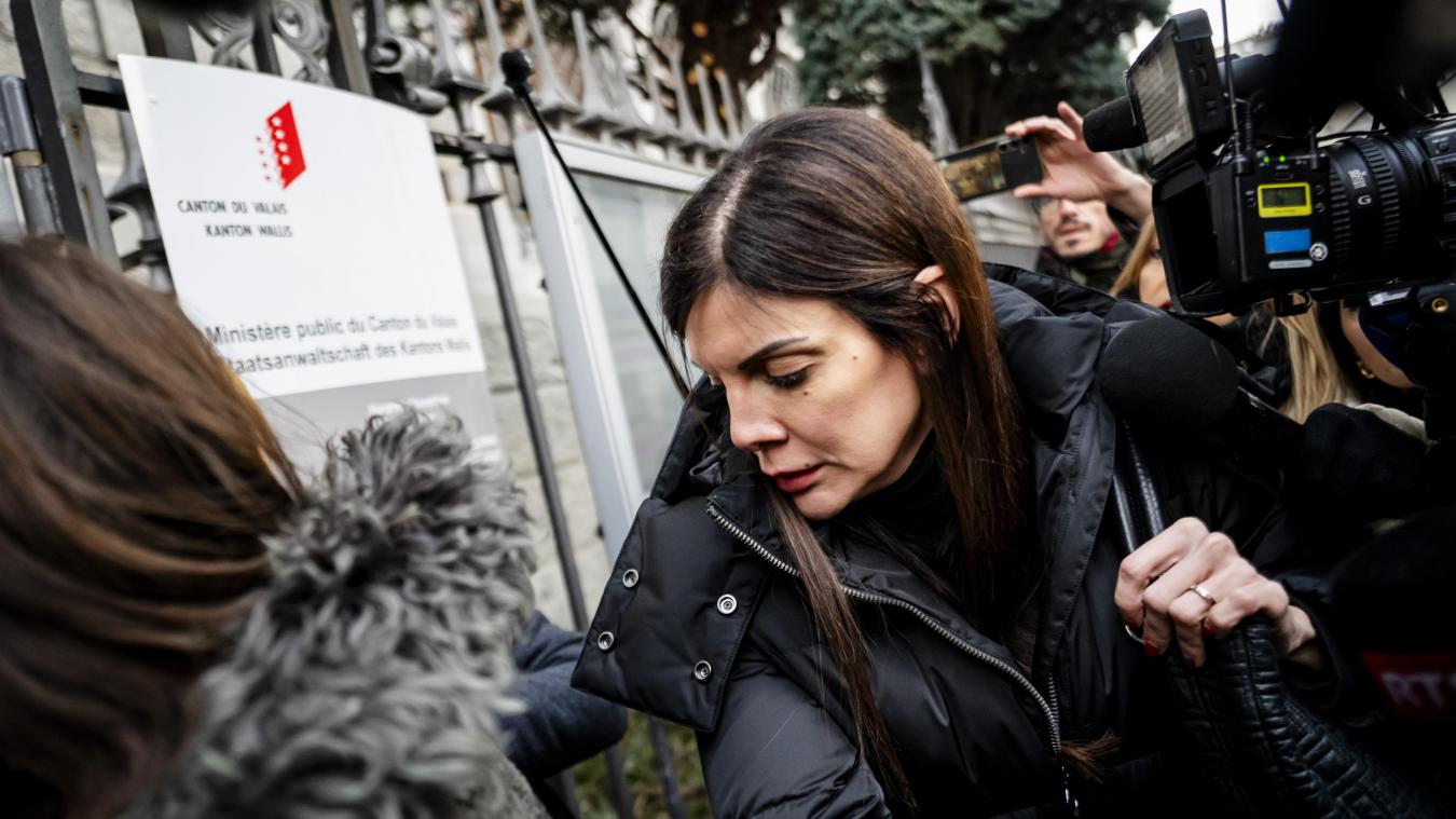 <p>Jessica Moretti, Frau des Betreibers der Bar in Crans-Montana, in der sich der tödliche Brand am Neujahrstag ereignete, kommt zur Anhörung bei der Walliser Staatsanwaltschaft.</p>