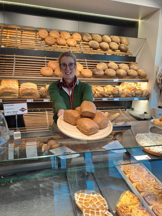 <p>Noch bis Ende des Monats sind die Benefizmarathon-Brötchen in vielen Bäckereien erhältlich. Foto: Petra Förster</p>