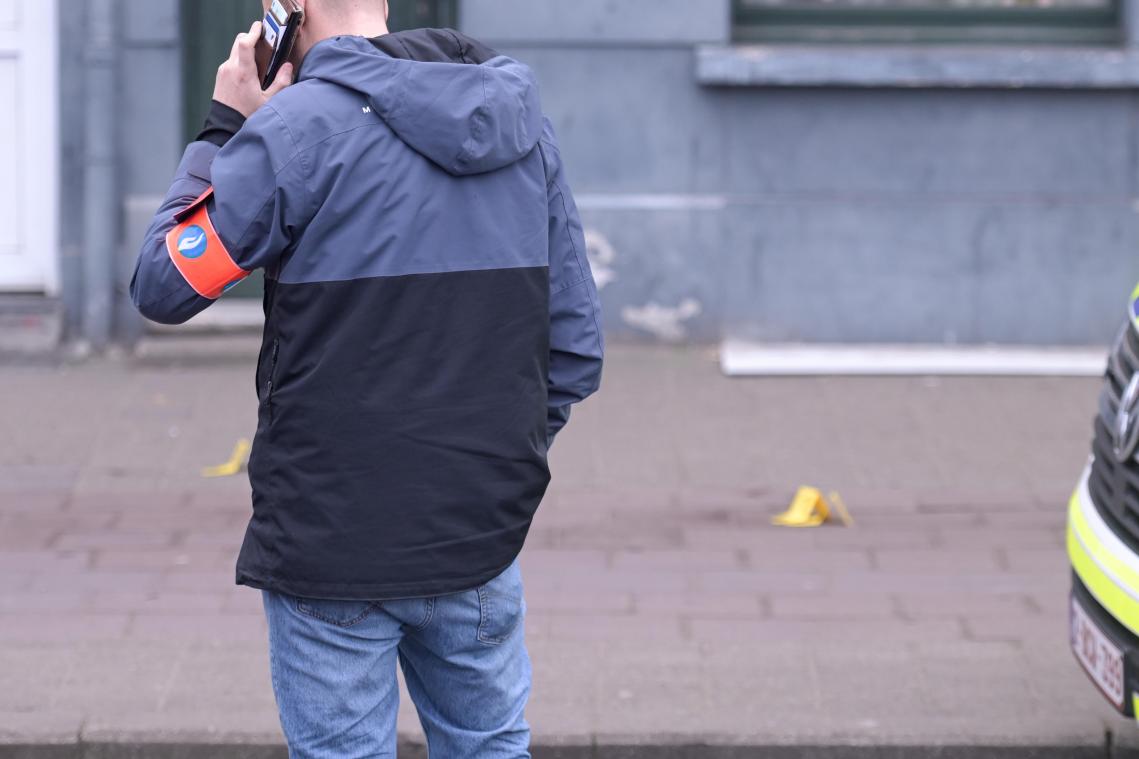 <p>Nach Angriff am Operaplein: Polizei hat Verdächtige festgenommen und Wohnungen durchsucht.</p>