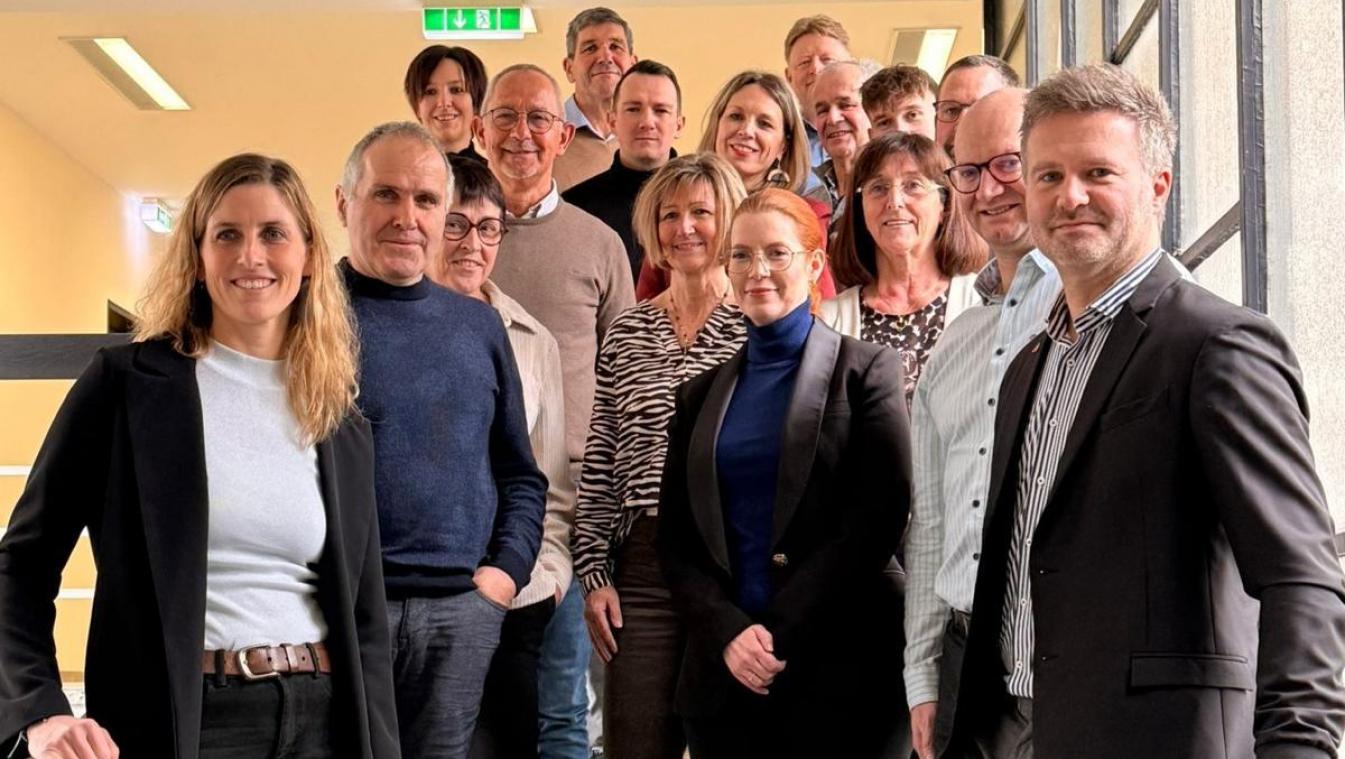 <p>Angeführt von Monschaus Bürgermeisterin Carmen Krämer (links) und Bütgenbachs Bürgermeister Daniel Franzen (rechts) kamen vergangene Woche beide Grenzgemeinden in Monschau zum 41. Freundschaftstreffen zusammen.</p>