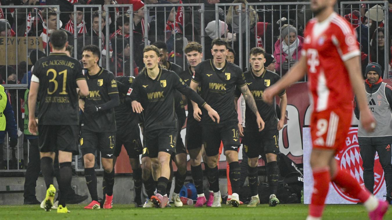 <p>Die Augsburger jubeln nach dem Treffer zum 1:2 in München.</p>