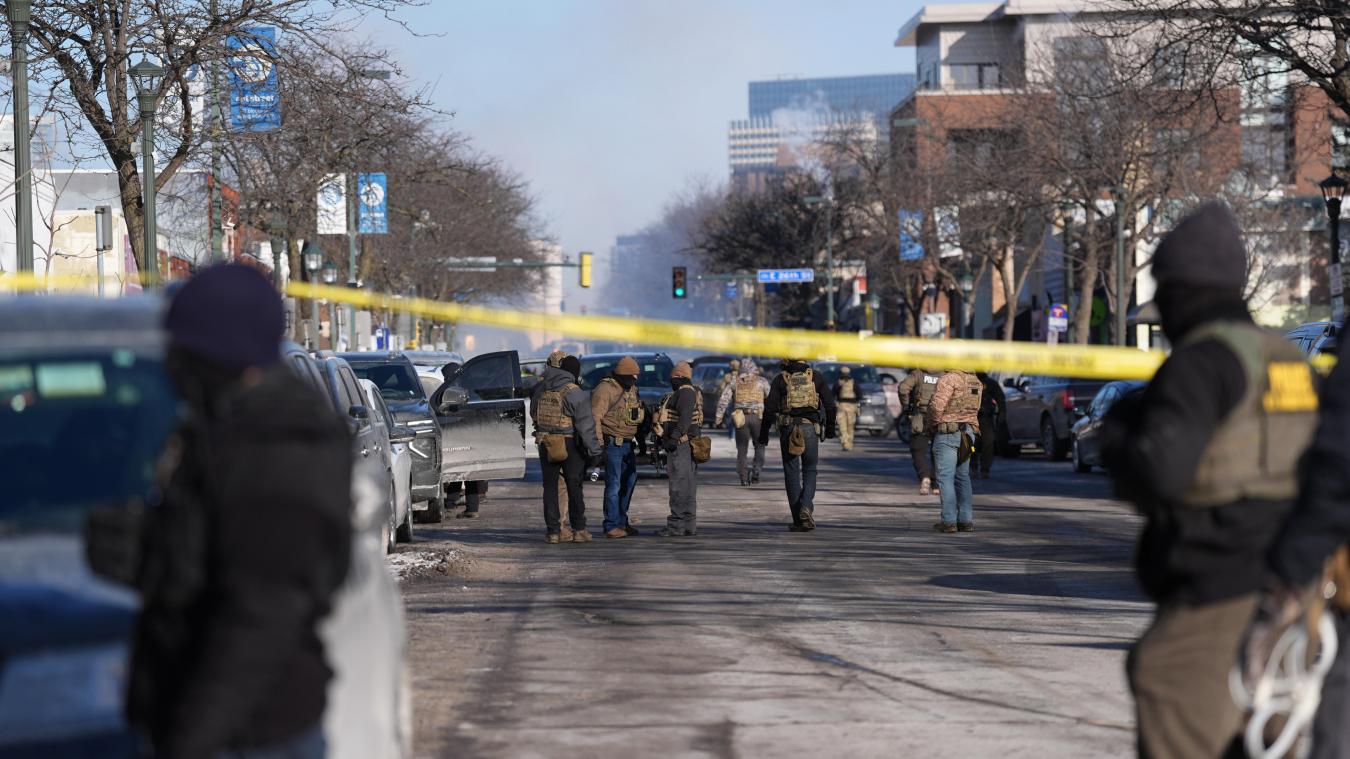 <p>Bundesagenten stehen in der Nähe des Ortes eines Schussvorfalls in Minneapolis.</p>