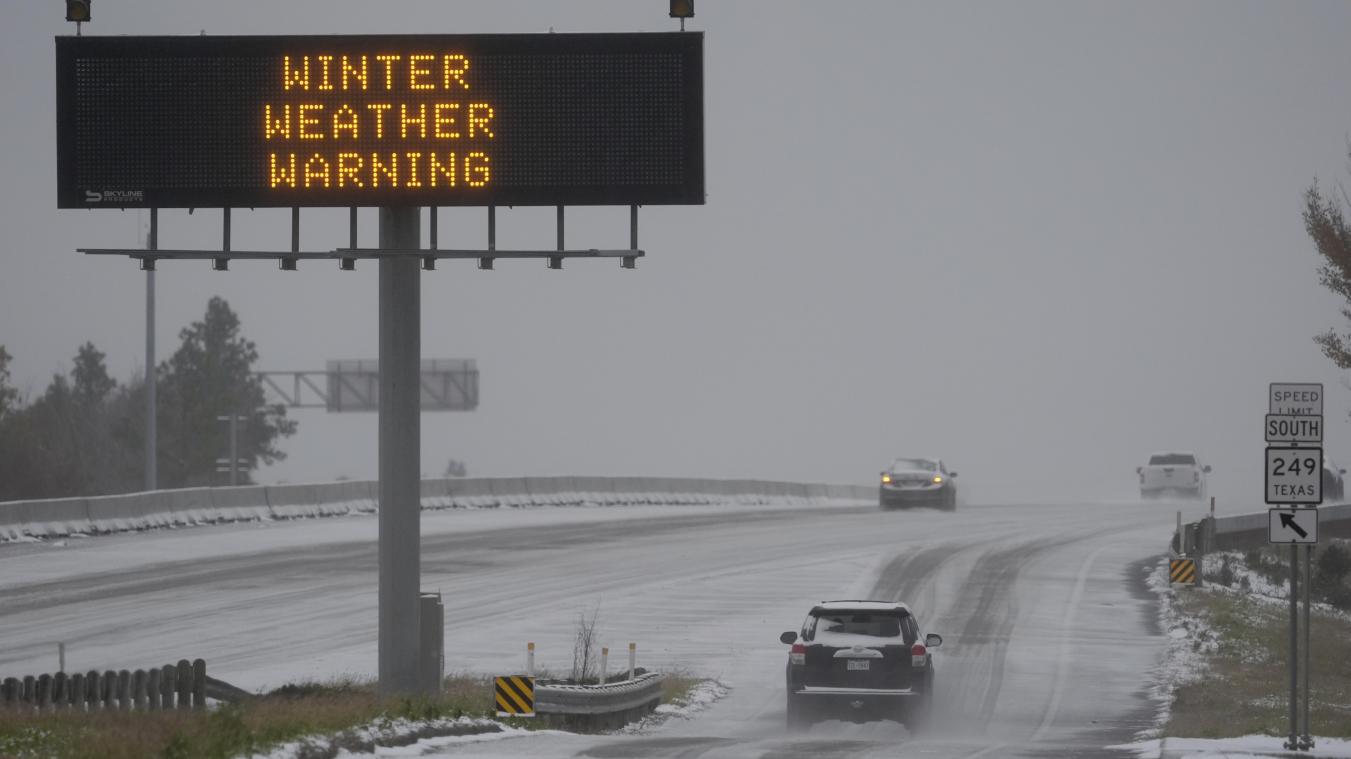 <p>Autos fahren auf einer schneebedeckten Autobahn in Houston.</p>