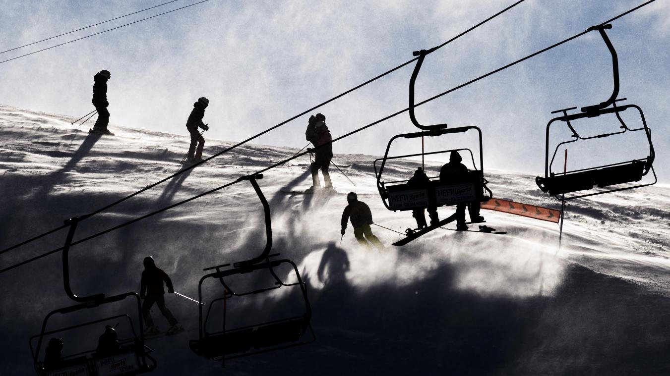 <p>Skifahrer fahren bei starkem Wind eine Piste herunter.</p>