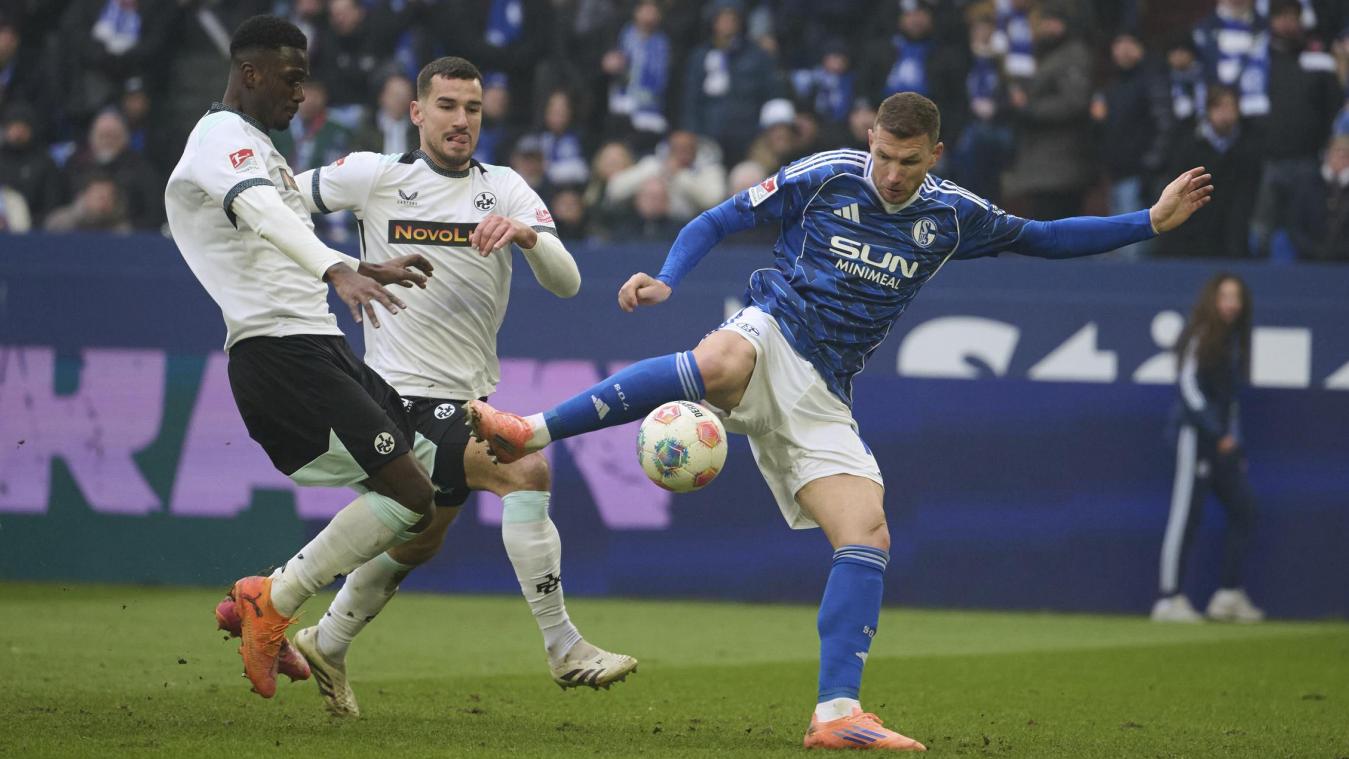 <p>Gleich ein Tor als Joker: Dzeko jubelt beim Debüt für Schalke 04</p>
