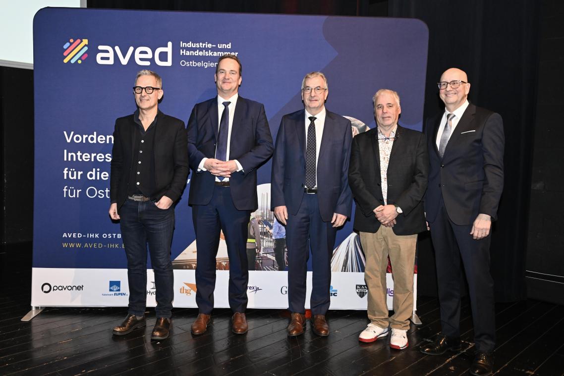 <p>Im Fokus standen aktuelle wirtschaftliche Herausforderungen und die zukünftige Entwicklung der DG und Wallonie. Auf dem Bild: Aved-IHK-Präsident Bernd Hugo, DG-Ministerpräsident Oliver Paasch, der wallonische Wirtschaftsminister Pierre-Yves Jeholet, Aved-IHK-Vizepräsident Bruno Radermacher und Aved-IHK-Geschäftsführer Volker Klingers (von links).</p>
