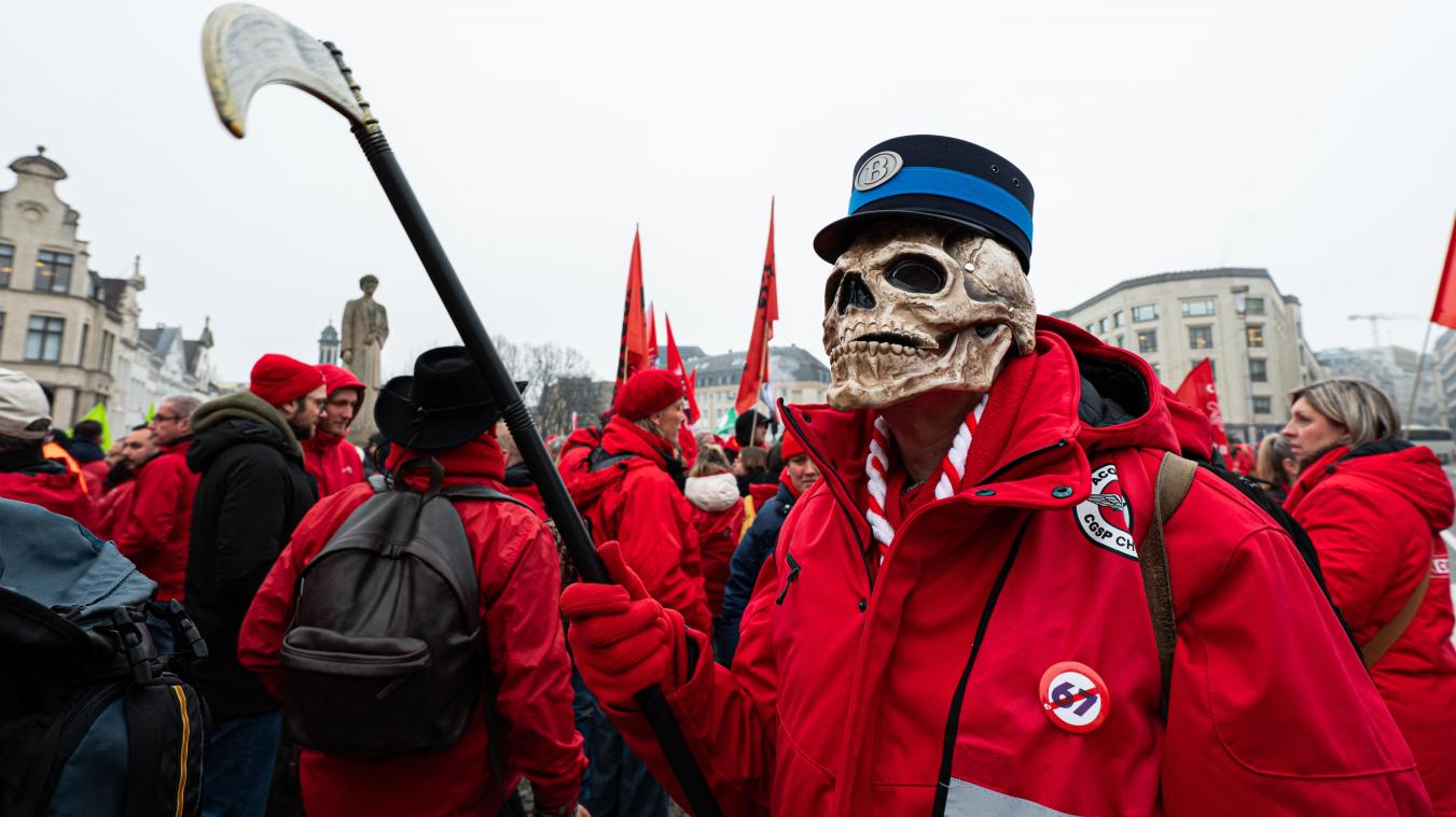 <p>Rund tausend FGTB-Mitglieder versammelten sich am Montag auf dem Mont des Arts in Brüssel, um – mit Unterstützung eines Sensenmanns – ihre Solidarität mit den streikenden Eisenbahnern zu zeigen.</p>