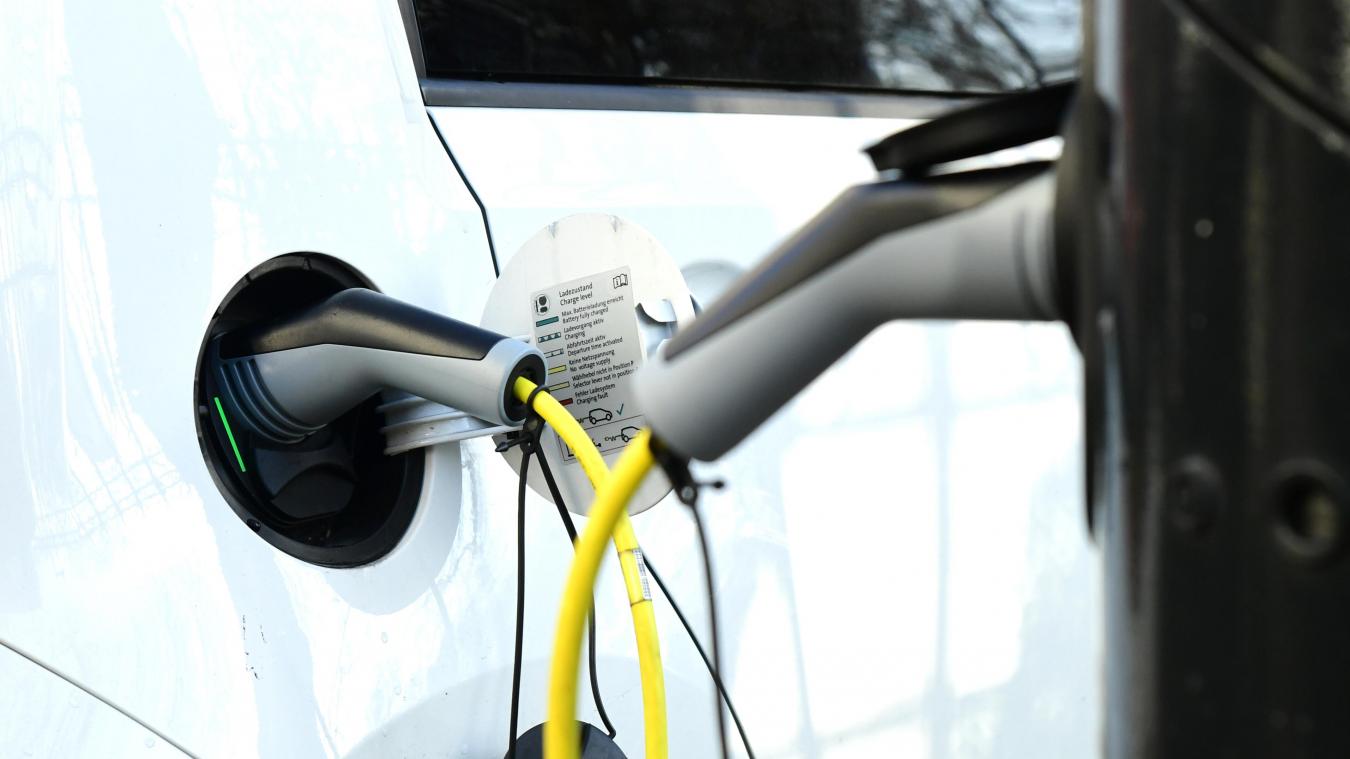 <p>Ein Elektroauto wird an einer Ladesäule aufgeladen: Belgien war 2025 nach Deutschland und den Niederlanden der drittgrößte Absatzmarkt für vollelektrische Fahrzeuge in Europa.</p>