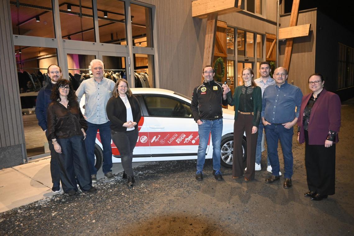 <p>Neujahrsempfang der Fördergemeinschaft St.Vith: Aus den Händen von David Kesseler (Autohaus Jost) konnte die Hauptgewinnerin Karin Küches (4.v.r.) aus Montenau den Schlüssel des Renault Clio entgegennehmen.</p>