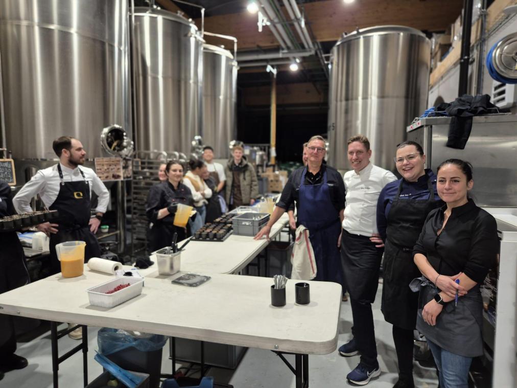 <p>Servierten ein besonderes Benefiz-Dinner in der Peakbrauerei (v.r.n.l.): Ricarda Grommes, Esther Schmidt, Gary Kirchens und Eric Pankert. Unterstützt wurden die Köche von der VoG Dabei.</p>
