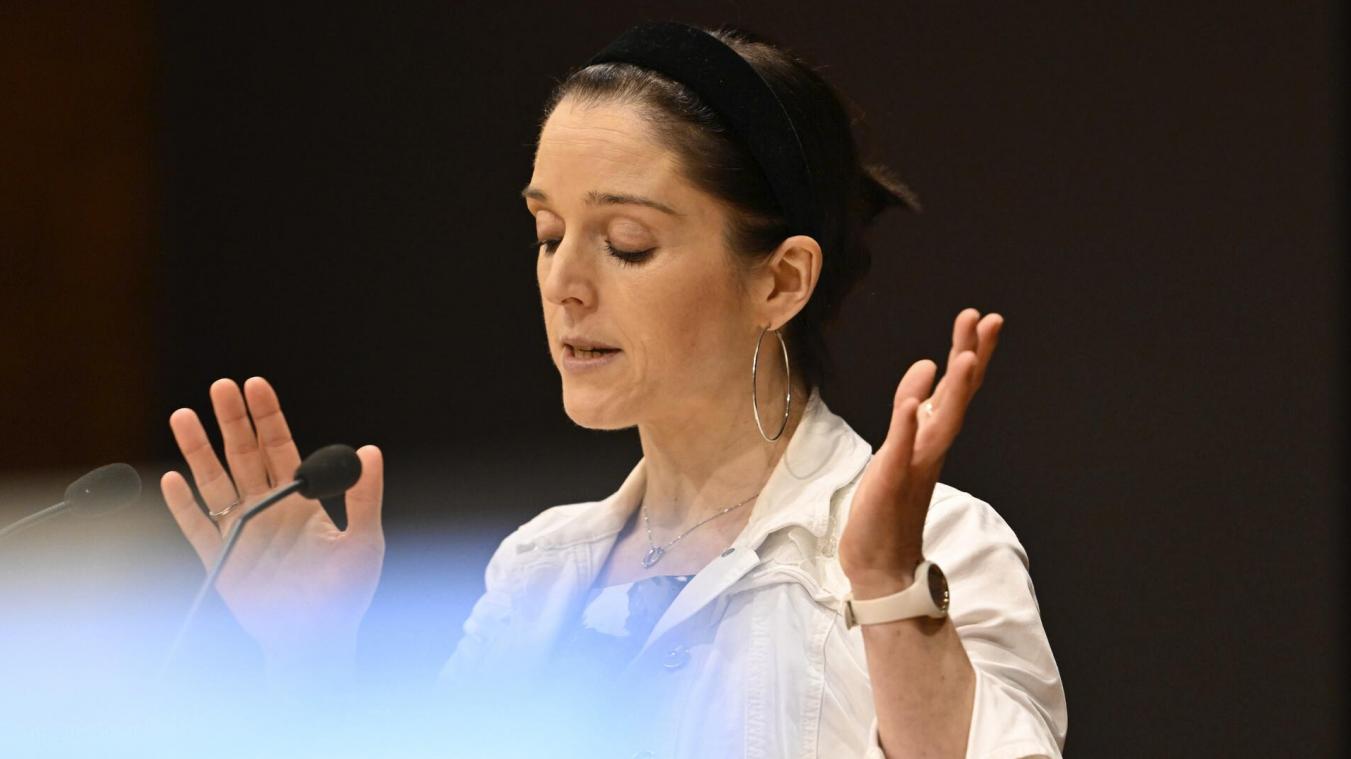 <p>Die Ecolo-Abgeordnete Fabienne Colling zeigte sich kritisch gegenüber der geplanten Abschaffung der institutionellen Alarmglocke. Juristisch sei der Schritt erklärbar, politisch jedoch bleibe Intention und Zeitpunkt aus ihrer Sicht unklar.</p>