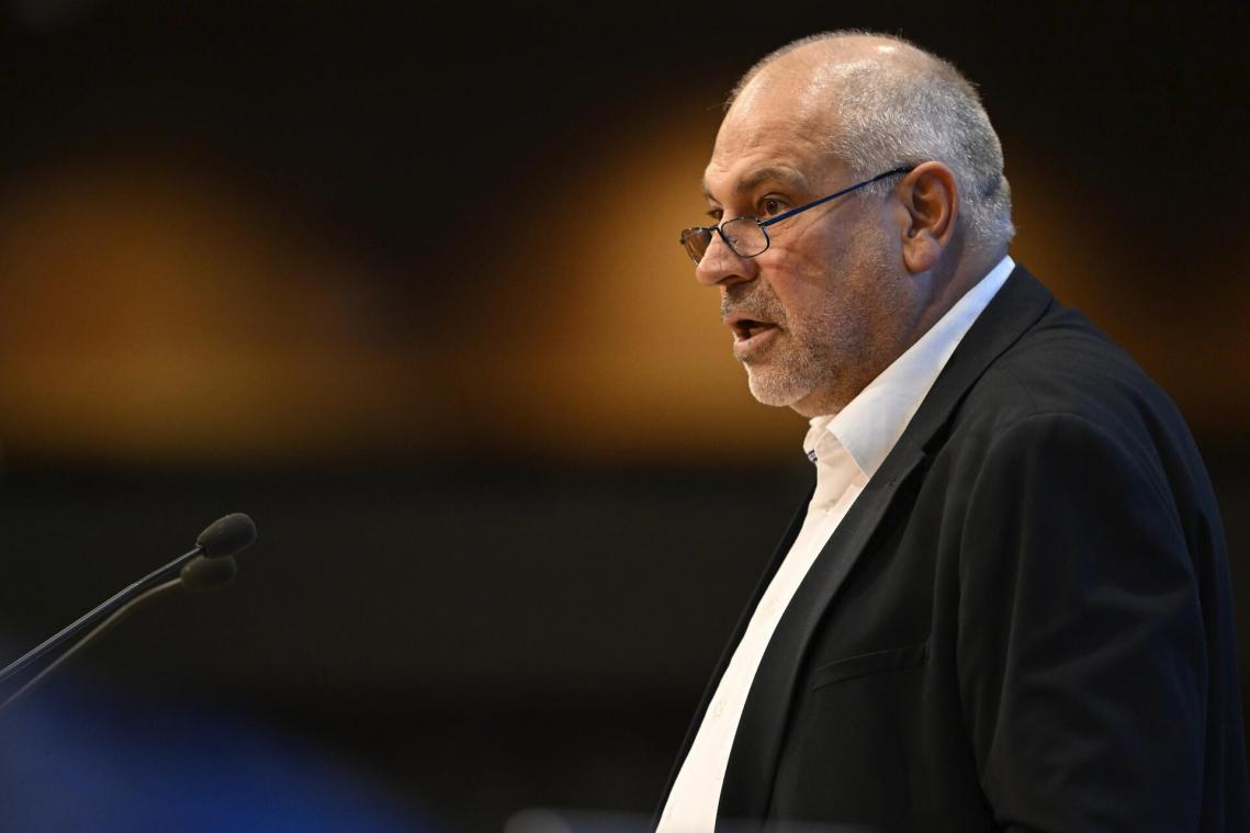 <p>Der ProDG-Abgeordnete Freddy Cremer verteidigte im Parlament den Nachtrag zum Geschäftsführungsvertrag mit dem Jugendbüro. Die vorgesehenen Kürzungen für 2026 und 2027 gefährdeten aus seiner Sicht weder Qualität noch Kontinuität der Jugendarbeit in der Deutschsprachigen Gemeinschaft.</p>